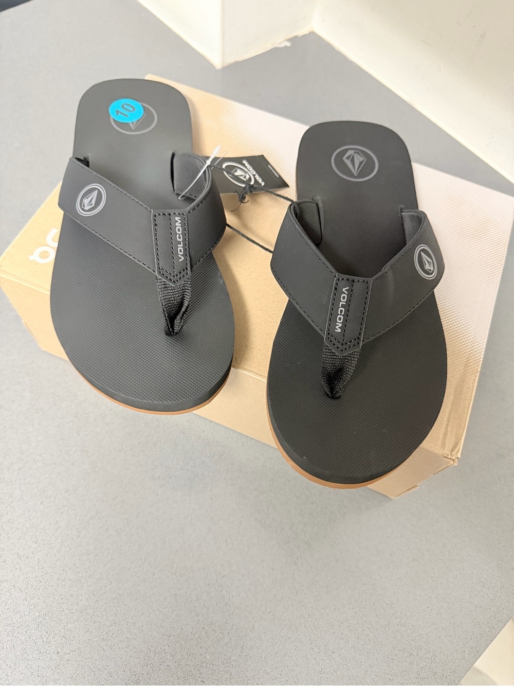 Volcom Black Men's thong Flip Flops size 10